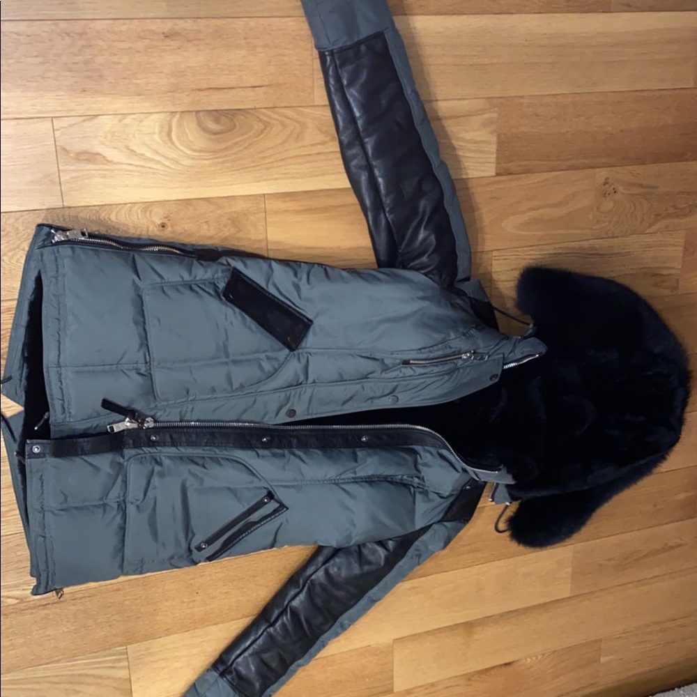 I am selling a brand new and slightly worn Nicole Benisti coat. Size P/S